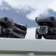 La única forma de diferenciar el DJI Mavic 3 Cine (izquierda) del nuevo DJI Mavic 3 Classic (derecha) es observando la lente o lentes frontales.